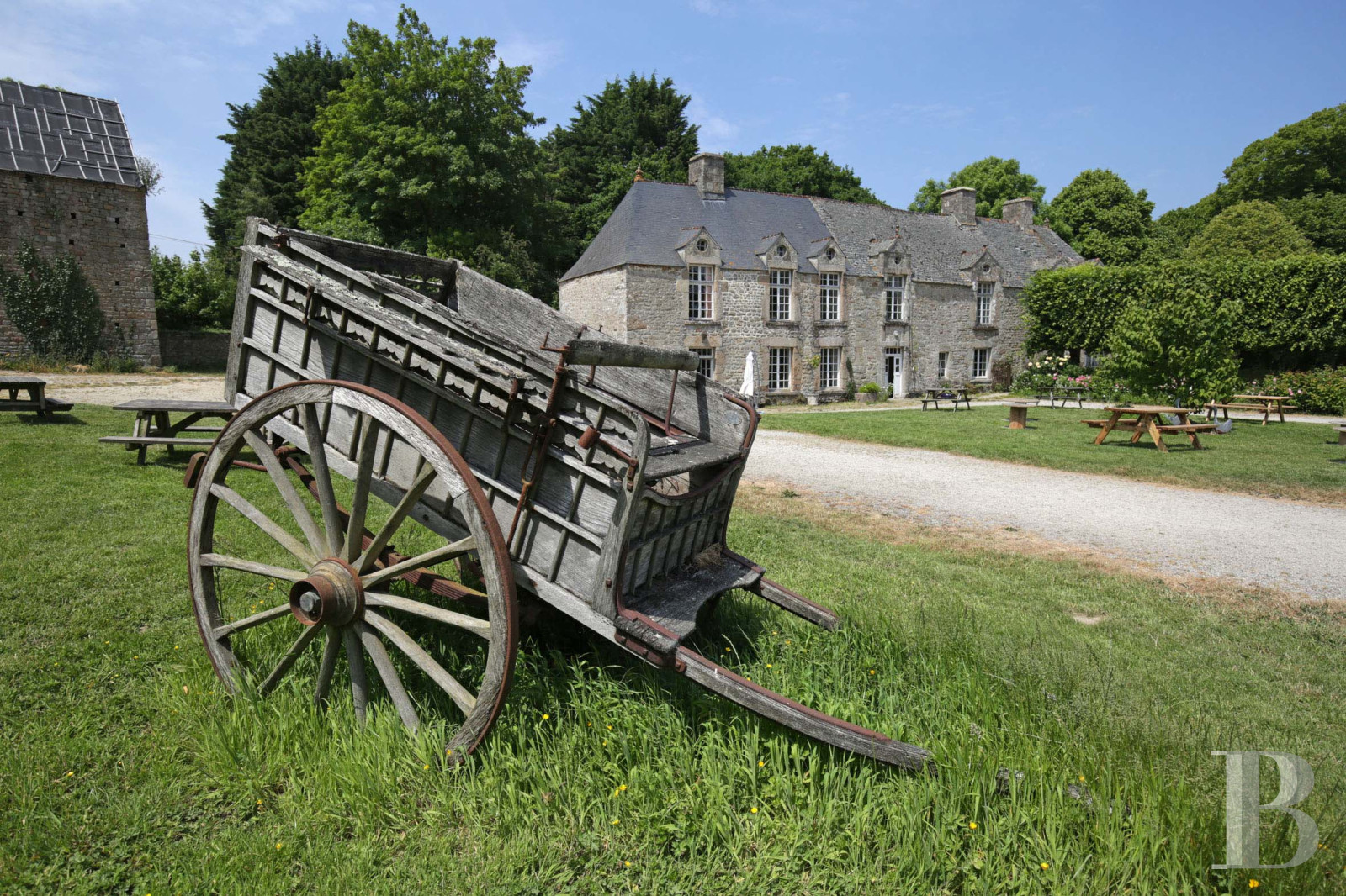 An 18th century chateau and its outbuildings spread across the heights of Val de Saire  in the Cotentin - photo  n°13